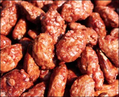 Quelle est cette friandise, un bonbon constitué d'une amande ou d'une cahuète, enrobé dans du sucre cuit teinté et parfumé ?