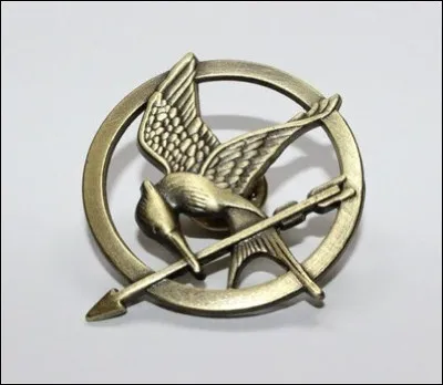 Quel oiseau est représenté sur la broche de Katniss ?