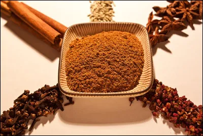 Le célèbre mélange chinois dit "5 épices" a désormais fait le tour du monde : badiane, cumin, fenouil en graines, cannelle et poivre du Sichuan en parts égales. Mais pourquoi ce nombre précis de 5 ?