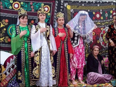 &Agrave; quel pays appartient cette tenue traditionnelle ?