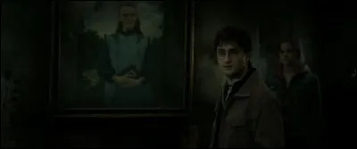 Qui sort du passage secret derrière le tableau d'Ariana ?