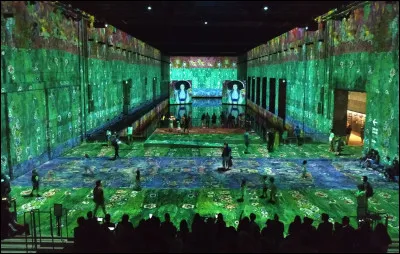 Et en face, dans l'ancienne base sous-marine, il y a chaque année une exposition différente. Comment se nomme ce monument ?