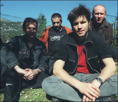 Quel est le nom de ce groupe de rock originaire de Bordeaux, formé dans les années 1980, dissous en 2010, et dont le chanteur est Bertrand Cantat ?