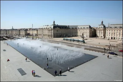 On pouvait voir le feu d'artifice depuis le lieu sur la photo, savez-vous son nom ?