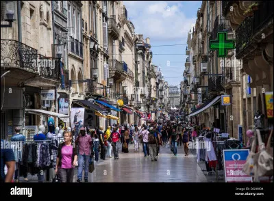 Comment se nomme la rue piétonne longue de 1250 mètres, qui est la principale rue commerçante de Bordeaux ?