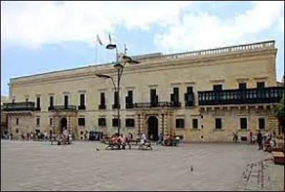 Cet pays, qui depuis son indépendance en 1964 conservait Elizabeth II comme chef d'Etat, proclame la République le 13 décembre 1974 : de quel pays s'agit-il ?