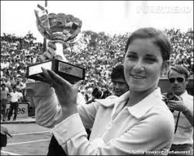 Cette joueuse américaine remporte en 1974 la première de ses victoires au tournoi de Roland-Garros :