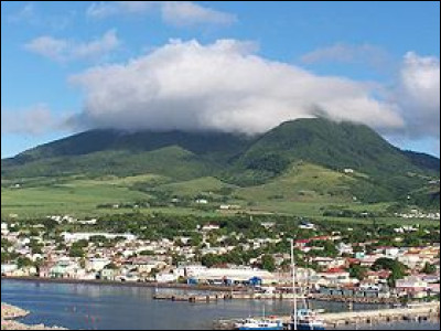 Quelle est la capitale de l'État de Saint-Christophe-et-Niévès dans les Petites Antilles et se trouve sur l'île Saint-Christophe ?