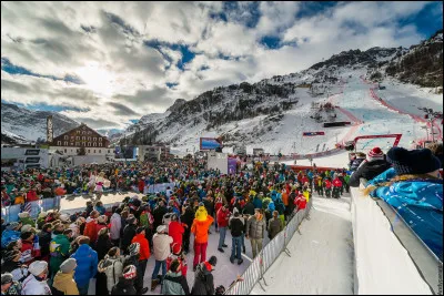 Critérium de la première neige : c'est une compétition de ski de niveau international qui est devenue une tradition dans les Alpes. Dans quelle station de Savoie, perchée à 1 850 m d'altitude, se déroule-t-elle ?