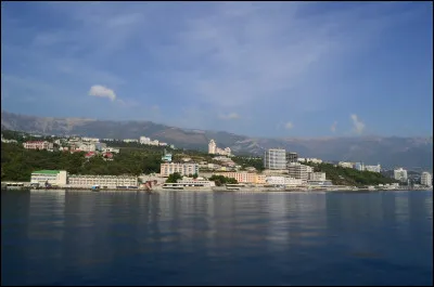 Crimée : par quelles mers est-elle bordée ?