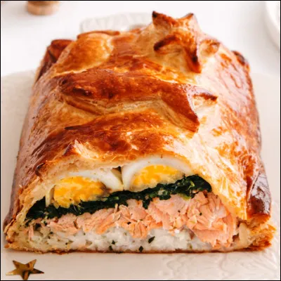 Quelle spécialité russe de charcuterie pâtissière comporte une farce réalisée avec du saumon ou de lesturgeon, des ufs durs et des champignons ?