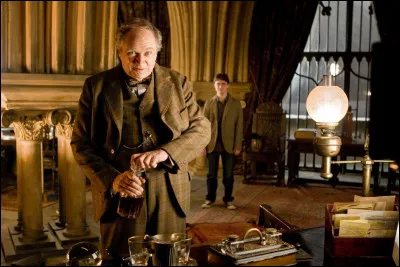 Qui est invité dans le train à rejoindre le club de Slug alors qu'elle n'a aucun parent célèbre ?