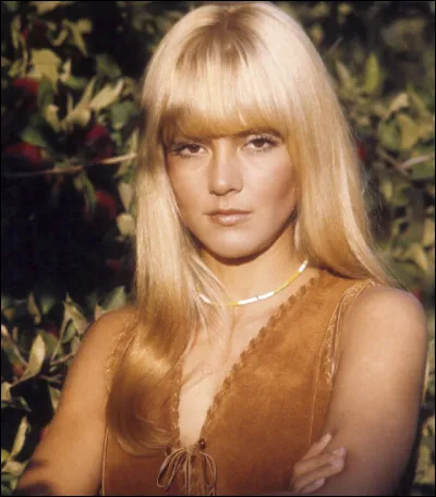 Qui est cette Sylvie, chanteuse qui détient le record du nombre de spectateurs réunis par une française sur les scènes du monde entier ?