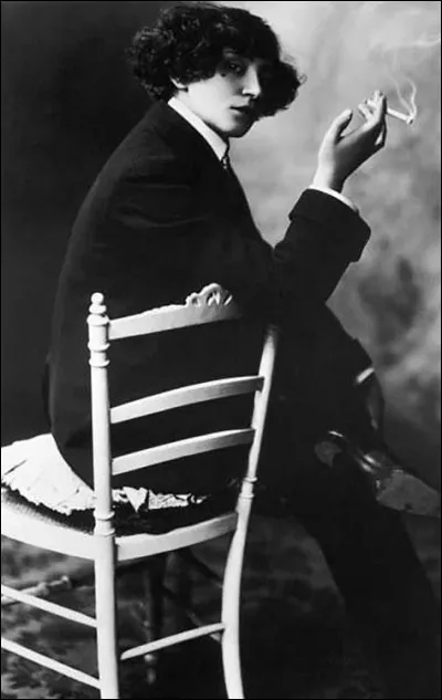 Qui est cette Sidonie (1873-1954), femme de lettres, actrice, journaliste, célèbre romancière internationale, bisexuelle affirmée, présidente de l'académie Goncourt de 1949 à 1954, première femme à recevoir des funérailles nationales ?