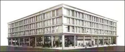 Cette chaîne de grands magasins, créée en 1897, faisait partie du paysage de la plupart des grandes villes françaises jusqu'aux années 1980 : plusieurs magasins sont fermés entre 1980 et 2000, l'entreprise disparait et les magasins restants prennent l'enseigne Galeries Lafayette : de quelle société s'agit-il ?