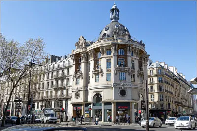 Cette entreprise, née en 1844, se développe à Paris sous le second Empire, ouvrant une grande épicerie à l'angle de la rue Réaumur et du boulevard de Sébastopol (en image), puis de nombreuses succursales ; elle connait le déclin à partir des années 1950 puis les difficultés saccumulent, liée à une gestion catastrophique et à des prix élevés. Les magasins sont vendus ou fermés au milieu des années 1980 : de quelle société s'agit-il ?