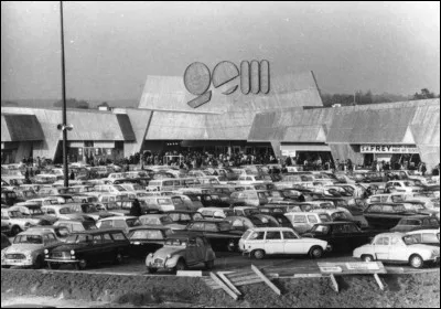 Cette entreprise succursaliste, fondée à Reims à la fin du XIXe siècle, ouvre en 1948 le premier libre-service français, à Paris dans le 18e arrondissement, puis en 1958 le premier supermarché, l'Express-Marché à Rueil ; elle ouvre 3 hypermarchés GEM autour de 1970 puis connait des difficultés et disparait : de quelle société s'agit-il ?