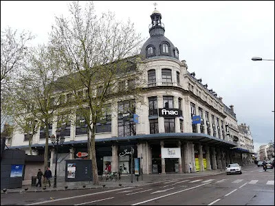 Cette chaîne de grands magasins, née à Nancy, s'est développée principalement dans l'Est de la France (en image l'ancien magasin de Troyes) et à Paris (Ternes et République) avec des magasins à l'architecture remarquable. Avec plus de 12 000 m², le magasin de Nancy est longtemps le plus grand magasin en dehors de Paris. Après son rachat par le Printemps en 1980, l'enseigne disparait : de quelle société s'agit-il ?