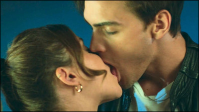 Qui se propose de l'embrasser pour sa photo ?