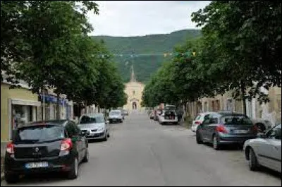 Nous circulons sur l'Avenue des Marronniers, à Hostun. Commune d'Auvergne-Rhône-Alpes, à 15 kilomètres de Romans-sur-Isère, elle se situe dans le département ...