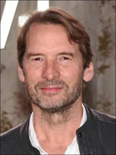 Dans quelle série de films, Adrian Hough, est-il l'acteur principal ?