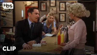 Qui suggère de mettre les serveuses en rollers dans le restaurant où travaille Monica ?