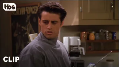 Comment s'appelle la femme dont Joey est follement amoureux ? (Dans une pièce de théatre)