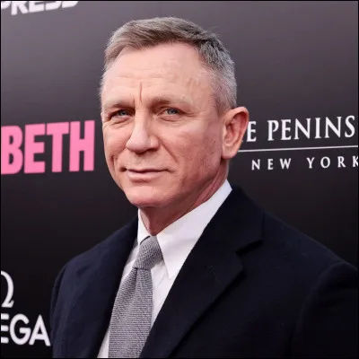 Au cinéma, cet acteur a très souvent endossé le costume d'un célèbre agent secret. Comment se prénomme-t-il ?