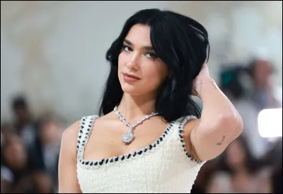 Quel est le prénom de cette chanteuse à la mode ?