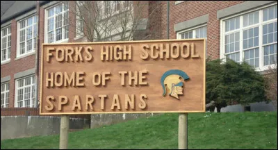 Qui est la première personne à l'aborder dans son nouveau lycée ?