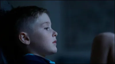 Ma dernière question reviendra sur ce petit garçon de 9 ans dont on ne connaît pas le prénom, qui a vécu seul dans un appartement de 2020 à 2022. Qu'a-t-il fini par voler pour survivre et qui attira l'attention sur lui ?