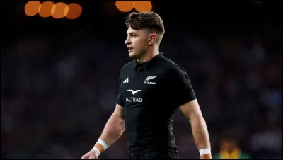 Quel est le poste principal de Beauden Barrett dans l'&eacute;quipe nationale de rugby de Nouvelle-Z&eacute;lande ?