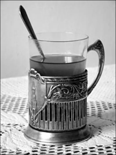 Comment s'appelle le pied en forme de coquetier, sur lequel les Turcs posent les tasses qui contiennent le café ?