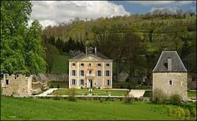 Je vous emmène en Normandie à la découverte du château de La Pommeraye. Petit village de 62 habitants, dans l'aire d'attraction Caennaise, il se situe dans le département ...