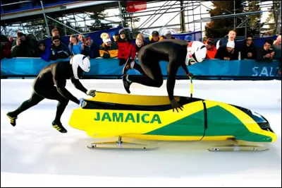 Quel est le nom du film qui raconte lhistoire vraie de léquipe de bobsleigh jamaïcaine aux Jeux olympiques dhiver de 1988 ?