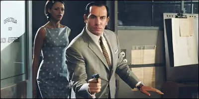 Quel est le nom donné à Jean Dujardin dans la série de films "OSS 117" ?
