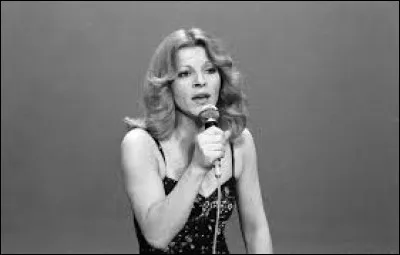 À quelle chanteuse française doit-on le tube "Mamy Blue" en 1970 ?