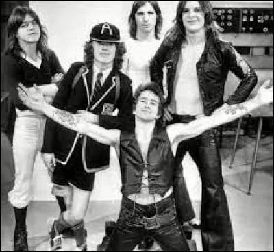 Comment se nomme le chanteur du groupe AC/DC de 1974 à 1980 ?