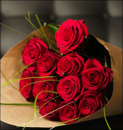 Symbolisant une variété de significations comme l'amour, la pureté, la passion, le mystère, la mort et l'amitié, saurez-vous reconnaître la reine des fleurs ?