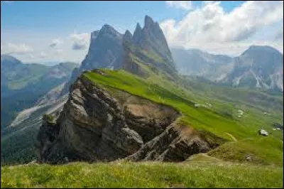 Le massif montagneux des Dolomites se situe-t-il en Italie ?