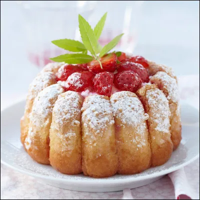 Quel est ce dessert en C de forme tronconique, composé d'une couronne de boudoirs dont le centre est garni de fruits ?