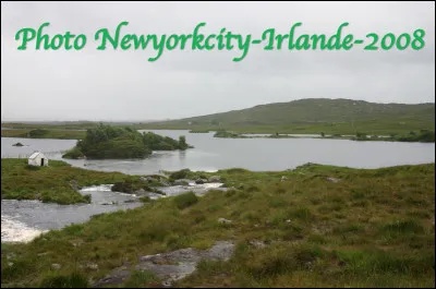 Quelle est cette région en C d'Irlande, un ensemble de terres sauvages, de tourbières et de lacs ?