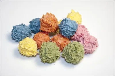 Quelle est cette friandise en C, une coque de chocolat blanc colorée et gorgée d'alcool divers ?