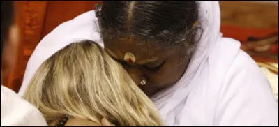 Et pour finir, voici probablement la "Championne du Monde des Câlins", Amma. Elle aurait donné, tout autour du Monde, son "darshan"* à plus de [...Combien ?] de personnes !