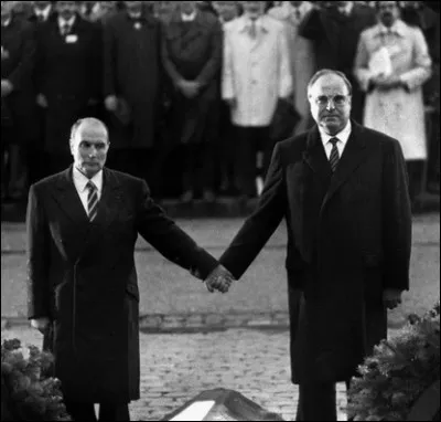 Puis, n'ayant pris un joli chapeau sur son ''â'' qu'au XVIIIe s., le ''câlin'' trouvera son sens actuel... (Complétez !)