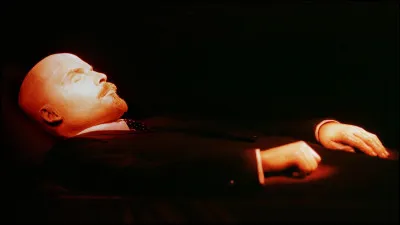 Lénine a été inhumé dans le Mausolée de Lénine situé à Moscou, sur la place Rouge. Vrai ou faux ?