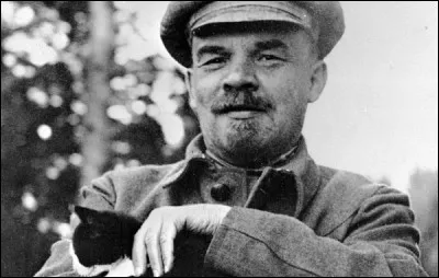 Après avoir été libéré, trois ans plus tard, il s'exile alors à l'étranger car il est considéré comme un révolutionnaire par les autorités locales. Dans quel pays va-t-il ?