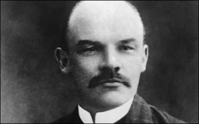 Alexandre Kerenski ordonnant l'arrestation de Lénine en 1917, celui-ci doit à nouveau s'exiler. Quel pays choisit-il ?