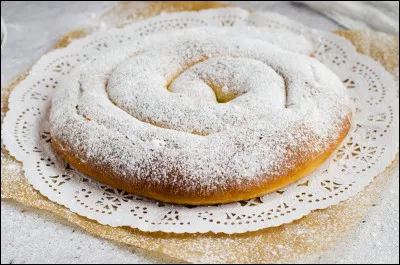 Dans les îles Baléares c'est une brioche traditionnelle en forme d'escargot. Elle est parfumée à la fleur d'oranger.