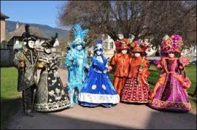 Quelle ville des Vosges est connue pour son carnaval Vénitien ?